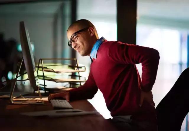 跷二郎腿真的会导致妇科病吗,跷二郎腿对脊柱危害图片