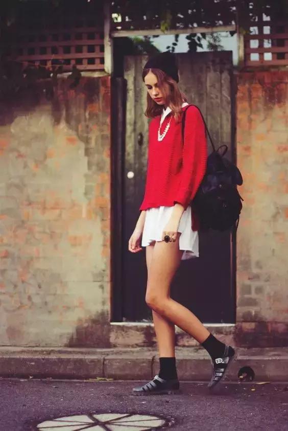 小时候买黑色的凉鞋,小时候凉鞋现在卖多少钱