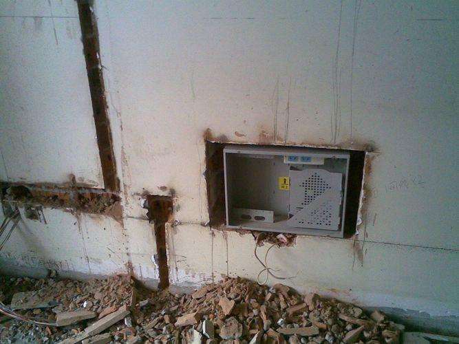 墙上长方形插座松动,墙上插头和插座松动怎么固定