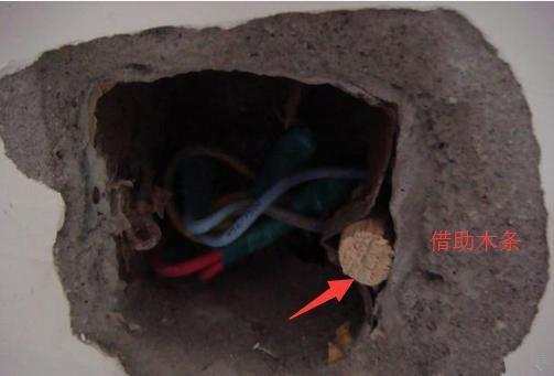 墙上插座老是掉怎么办,墙壁上的插座松动了如何解决