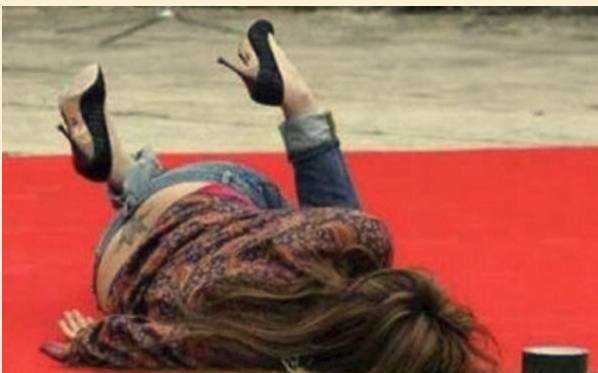 盘点明星走红毯出丑事故,女明星走红毯出丑视频