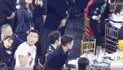 赵丽颖芭莎慈善夜吃东西,芭莎慈善夜赵丽颖大口进食不做作