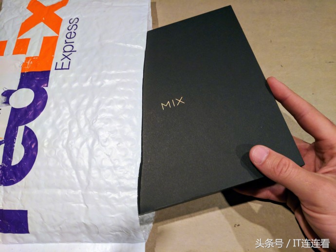 雷军现场每人送一台红米,雷军送1部手机