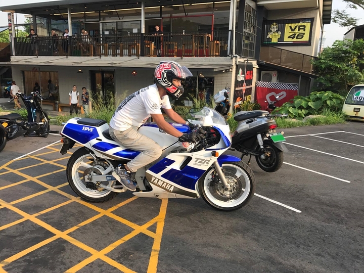 试驾89款雅马哈TZR250二冲程运动摩托车