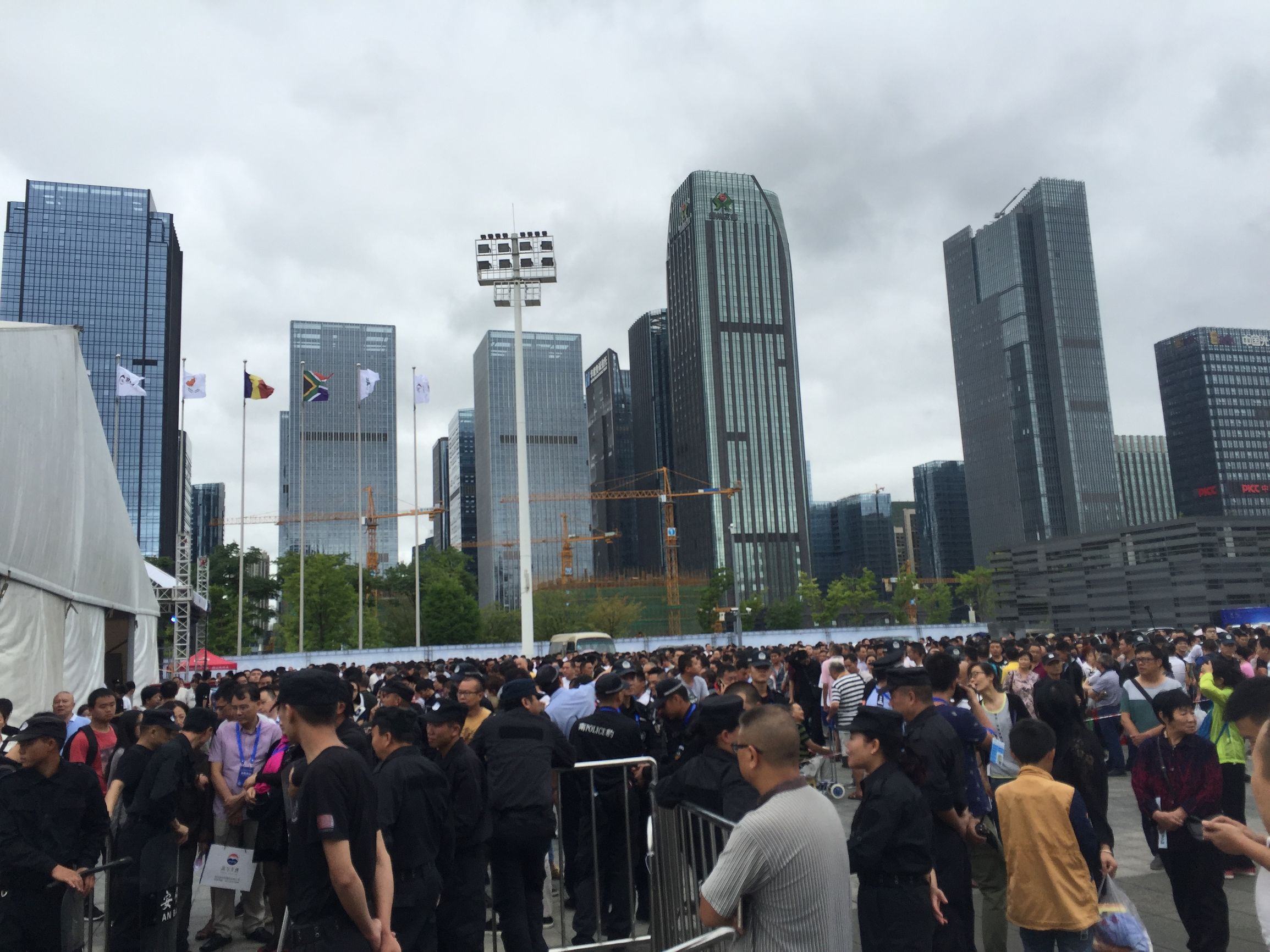 酒博会茅台酒展厅排队,酒博会茅台酒