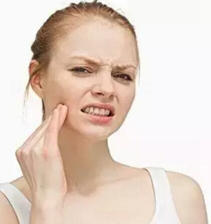 用化妆品脸过敏干燥起皮紧绷发红,脸过敏干皮怎么缓解