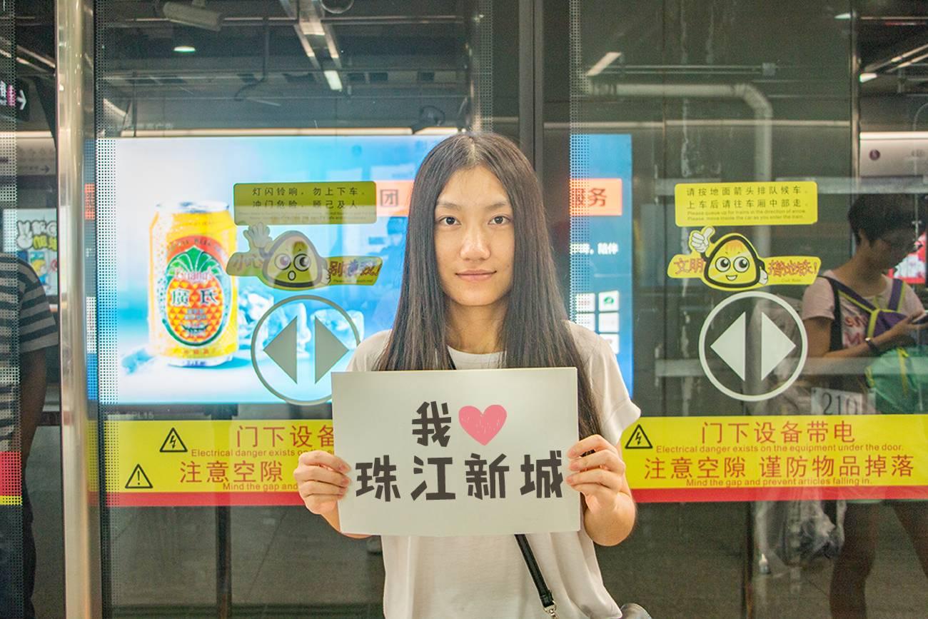 广州某高校一师姐火了！为了欢迎17年新生，竟然这样做