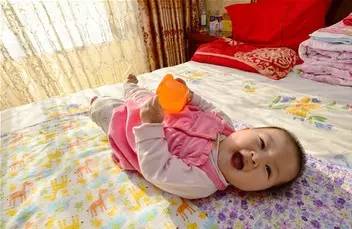 宝宝刚开始长牙影响睡眠怎么解决,婴儿长牙饮食