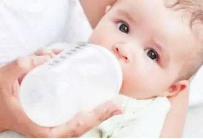 宝宝不爱喝水奶粉冲稀可以吗,喝奶粉的宝宝不爱喝水怎么办呀