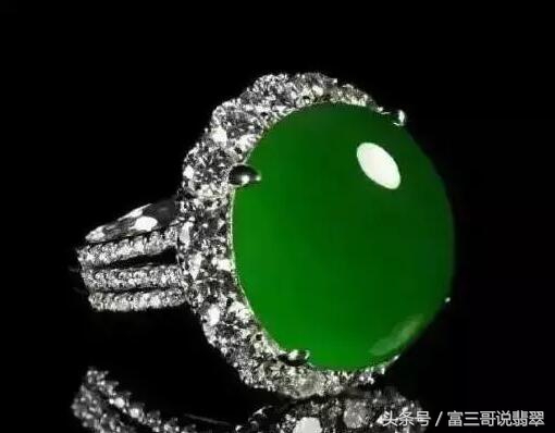 最牛赌石一夜暴富130万,赌石现场一刀赚18个亿帝王绿