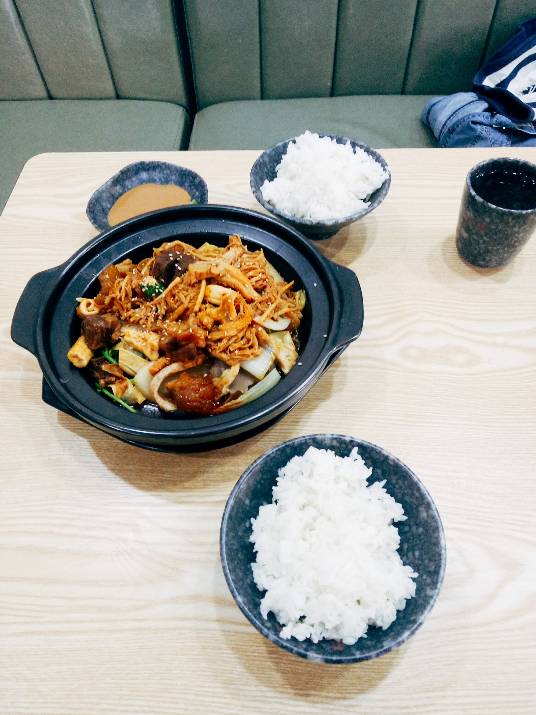 在一家店吃东西,在一家店吃到三种火锅