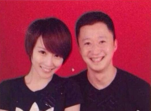 明星结婚登记照风格大全,明星结婚证件照是散发还是扎起来