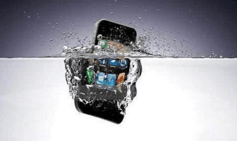 vivo手机掉水里了正确处理方法,手机掉水里了黑屏了应该怎么处理