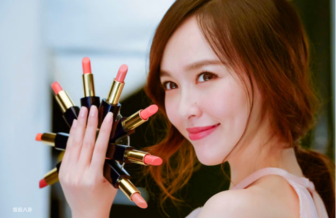 杨幂成轻奢品牌全球代言人，80后小花的代言战争硝烟四起