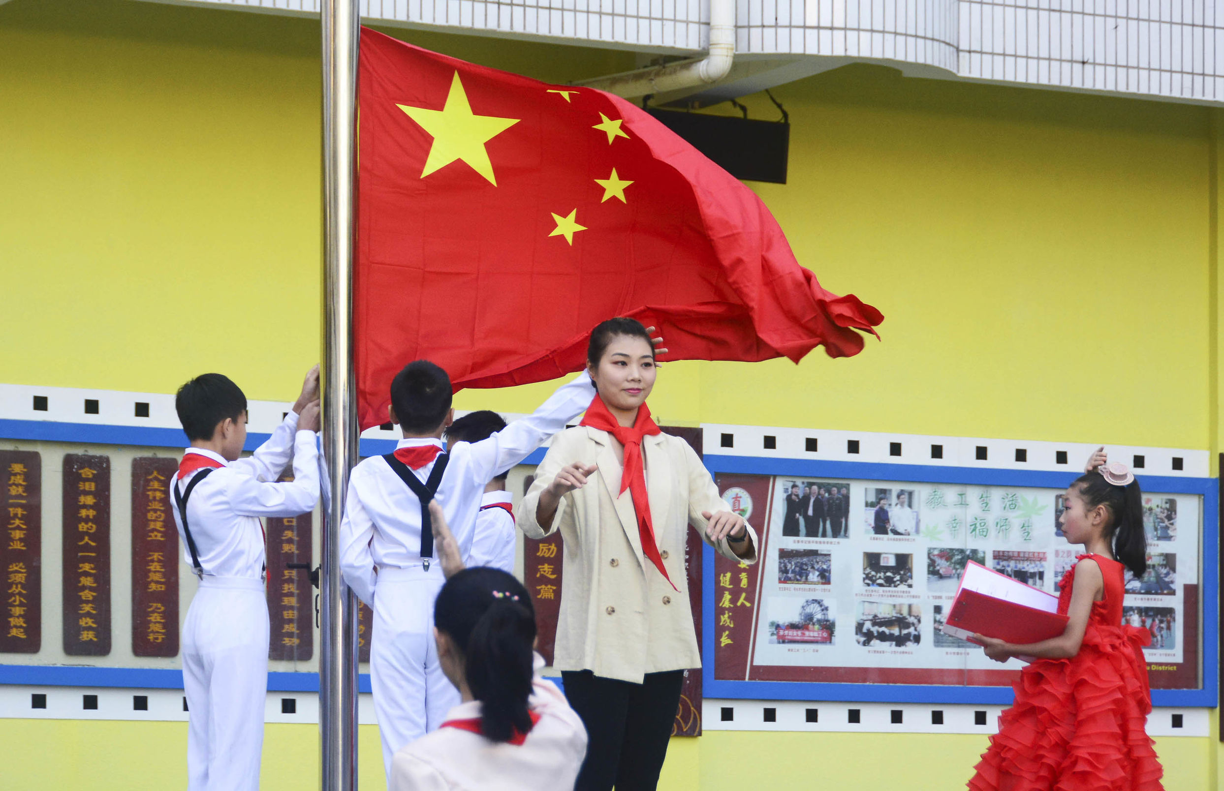 巴州三小学升国旗,三小升国旗仪式