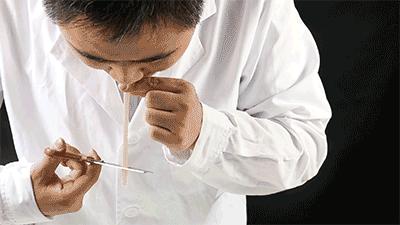 怎么用一根吸管做成唢呐的哨子,用粗吸管做哨子能吹得很响