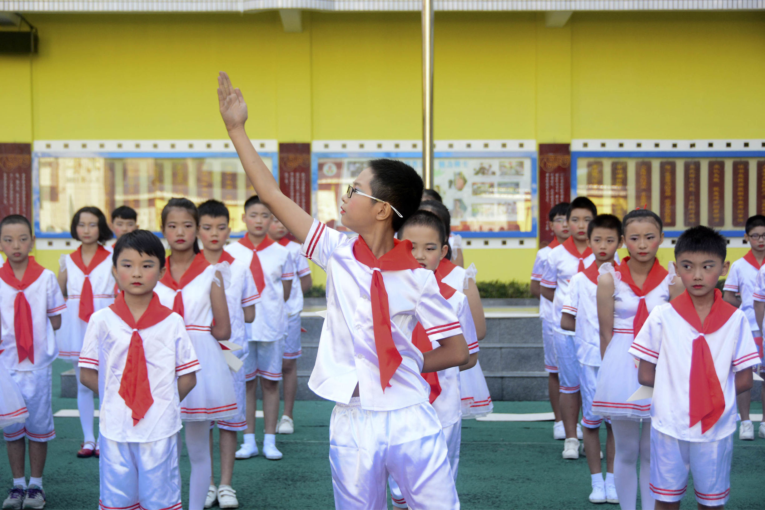 巴州三小学升国旗,三小升国旗仪式