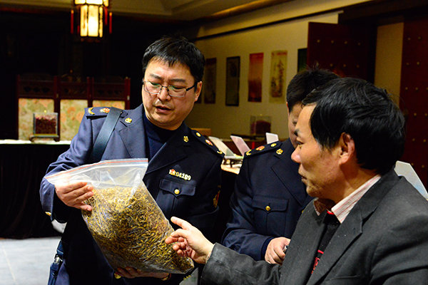 药店售卖伪劣中药材,记者暗访上海药店天价药