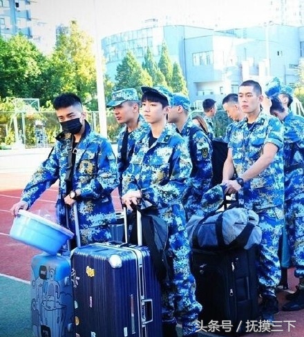 王俊凯军训后晒黑了怎么白回来,王俊凯大学军训在哪