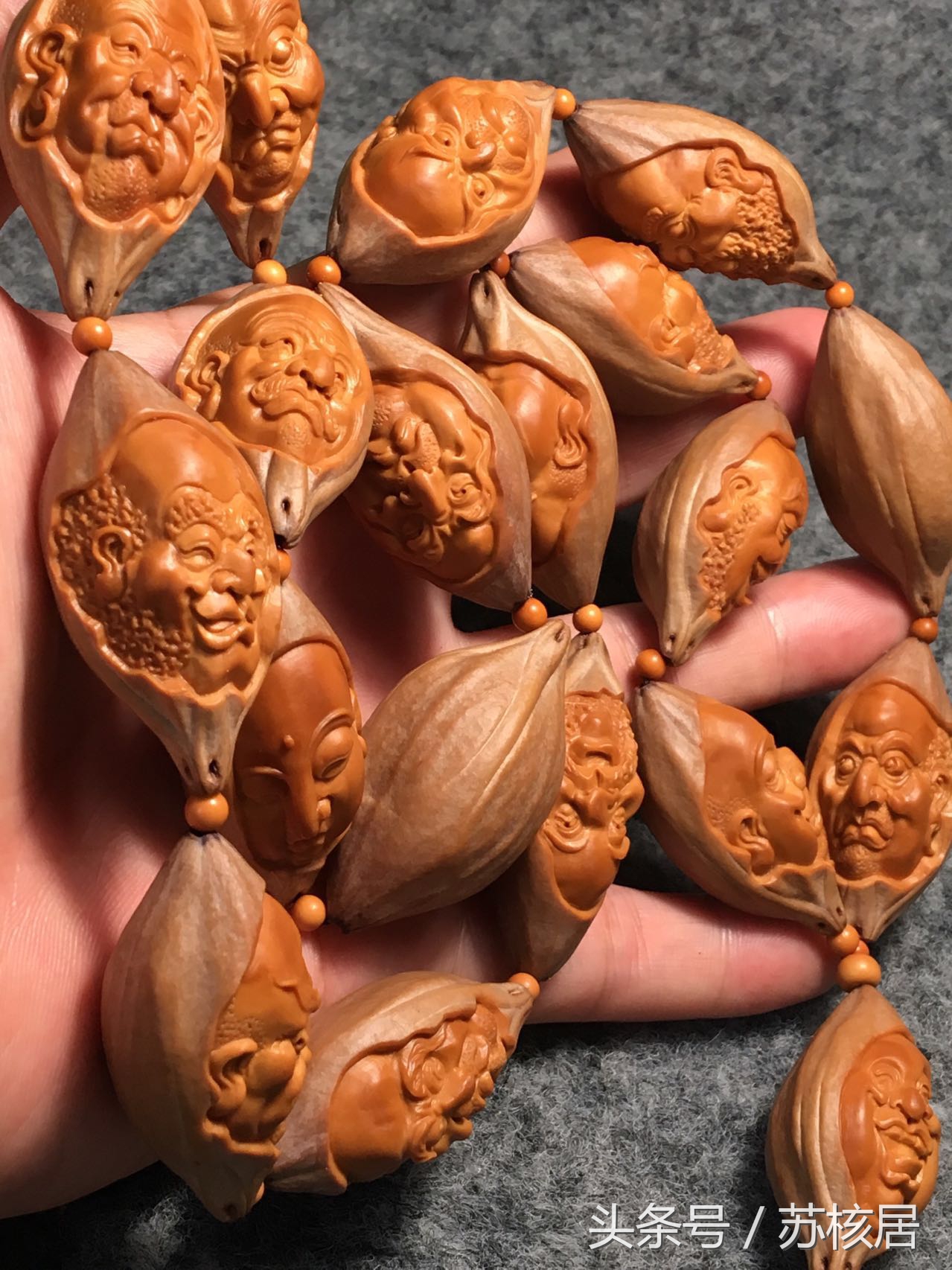 橄榄核手串越玩越黑,橄榄手串盘玩半年有玻璃化了