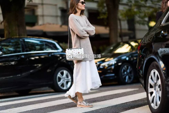 暖过拥抱，柔过亲吻，只有羊绒衫能给女人温柔的怀抱