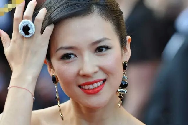 尴尬,你的口红沾到牙齿上了!