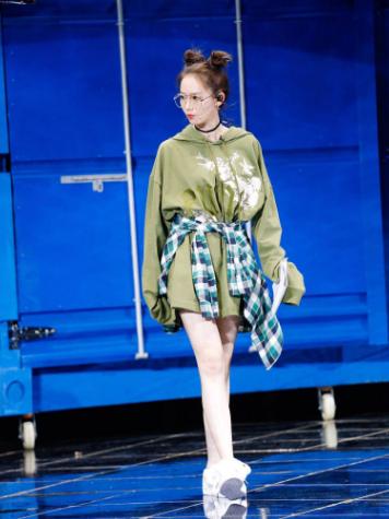 卫衣牛仔裤棉服白鞋,少年感白卫衣牛仔裤