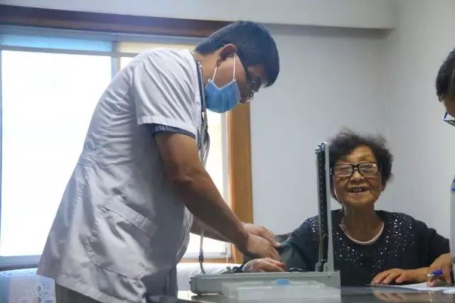 爱心行动关爱孤寡老人,孝行天下关爱空巢老人送医上门