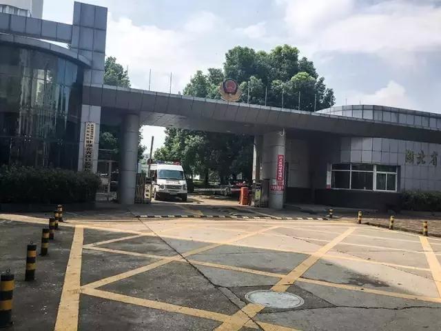 监狱减刑利益链：手机、贿赂与关系网