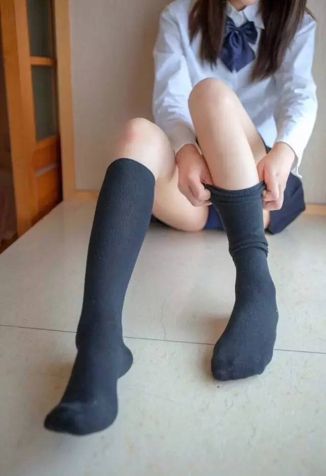 绝对领域的福利：过膝袜与短裙之间的那一抹暖色