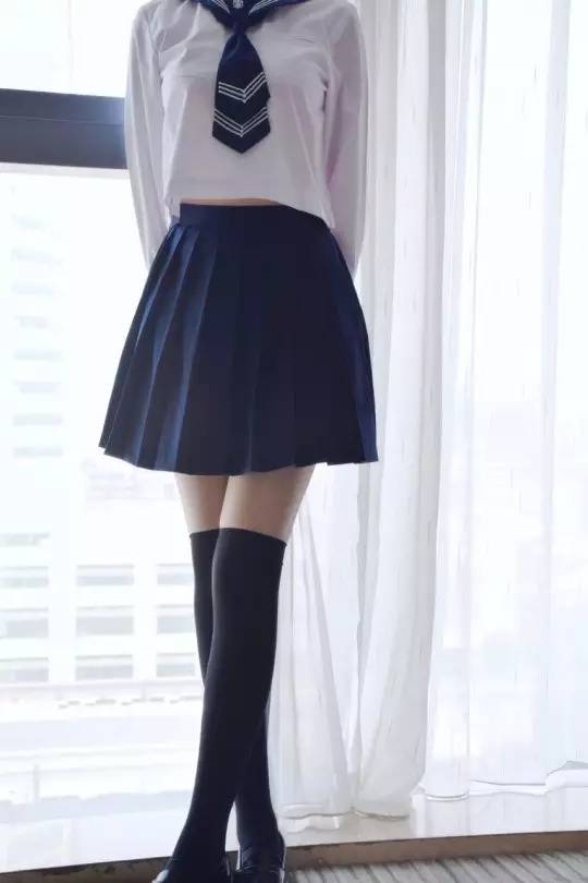 绝对领域的福利：过膝袜与短裙之间的那一抹暖色