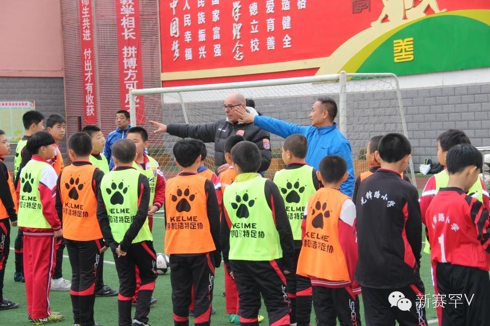 校园足球进课堂,活力校园强身健体