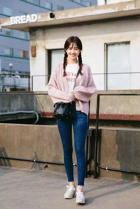 毛衣开衫怎么搭配衣服好看,暗红色开衫和浅蓝色开衫哪个好看