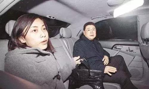 她比邓文迪更甄嬛，嫁大29岁重病富商，从狗仔逆袭为香港女首富