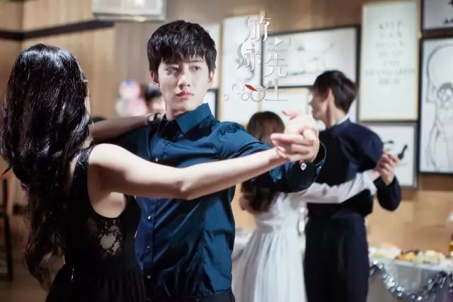 Mike秀人鱼线大长腿,还要撩鞠婧祎,这是励志版“蓝色大海”