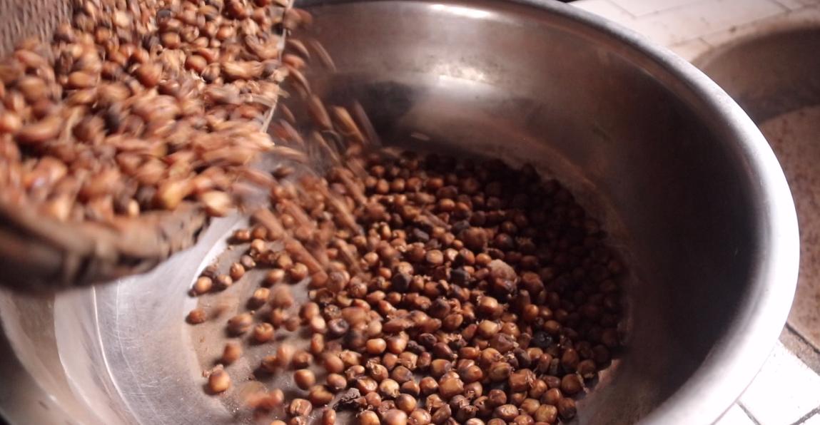 农村小伙走街串巷做爆米花,农村大哥自制老式爆米花