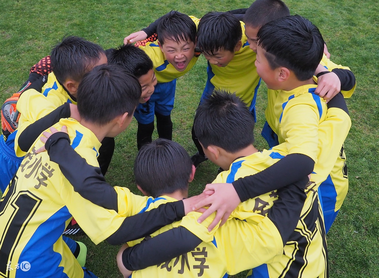 想让孩子学踢足球应该去哪里学,让孩子踢球锻炼