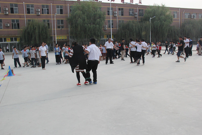 校园抱腿跑比赛,三溪初中运动会跑步比赛