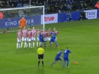 皇马C罗一拳砸向队友！麻没麻？巴萨苏亚对裁判的裆部很有兴趣