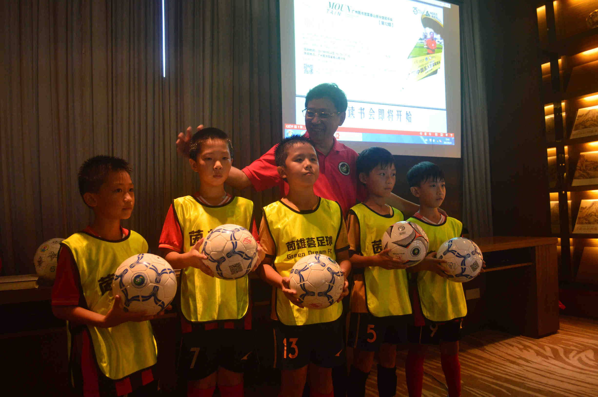 五人足球巅峰对决,中国机器人足球vs美国机器人足球