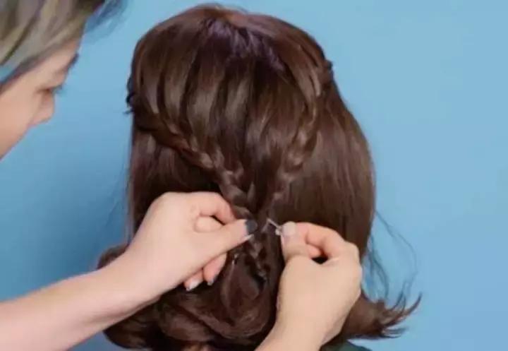 周冬雨发型同款刘海编发教程,周冬雨春风十里不如你编发