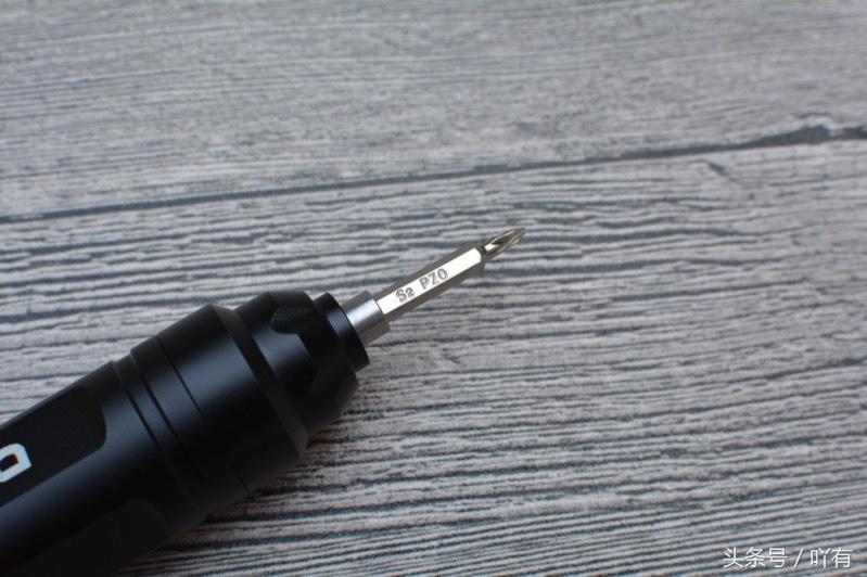 不用螺丝刀如何取下手机的螺丝,不用螺丝刀怎么拆卸手机螺丝