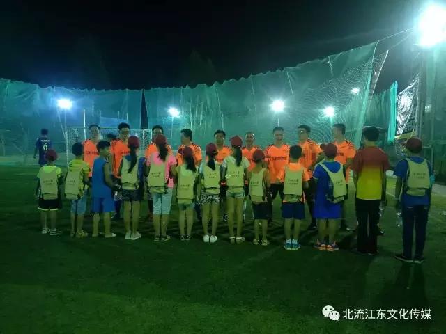 小学生足球小记者采访模板,足球联赛小记者报道