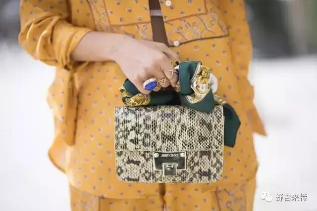 怎么防止包包油边磨损缠丝巾,如何用丝巾遮挡包包的损坏