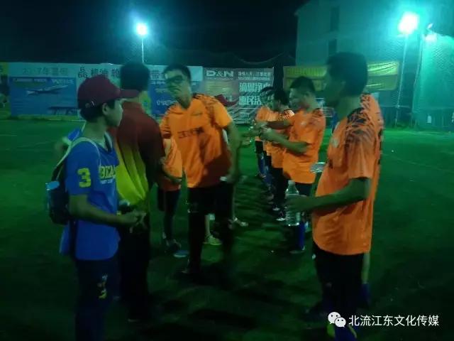 小学生足球小记者采访模板,足球联赛小记者报道