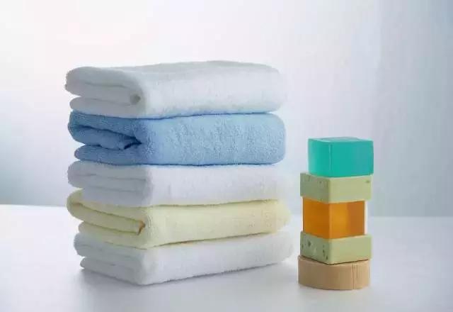 下雨时怎么让鞋子不湿,雨天走路鞋子前面会湿怎么解决