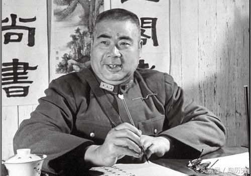 你见过这种将军吗?开会时人家站着他跪着,视察时挨个给人剪指甲