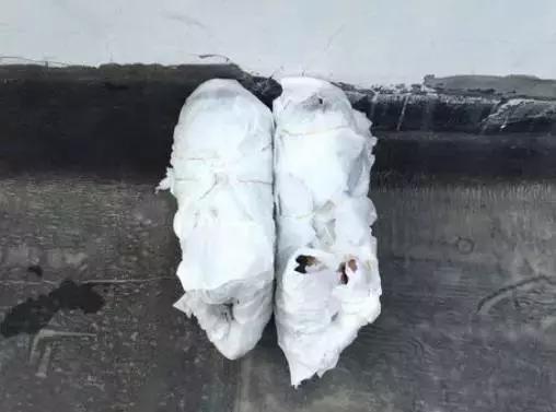 下雨时怎么让鞋子不湿,雨天走路鞋子前面会湿怎么解决