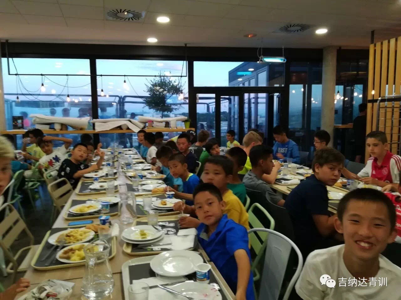 孩子几岁学踢球好,踢足球几岁开始学最好