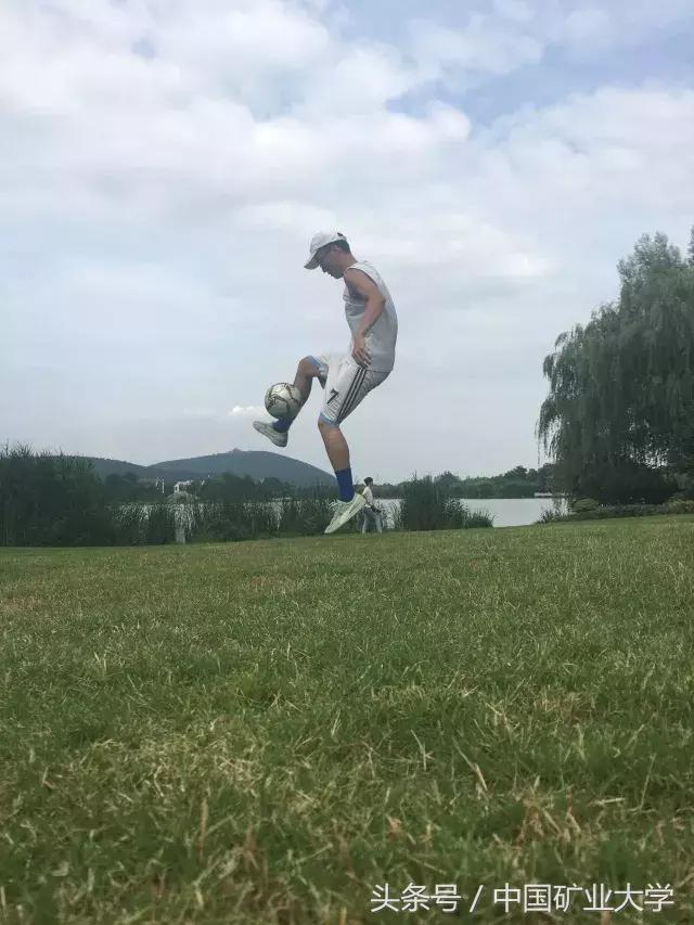 这个小伙子不一般！矿大学生被国脚认可，准博士带球冲向学术殿堂！